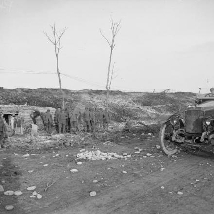 Truppe italiane all'ingresso di un rifugio sulla riva del fiume Piave. © IWM (Q 26308)