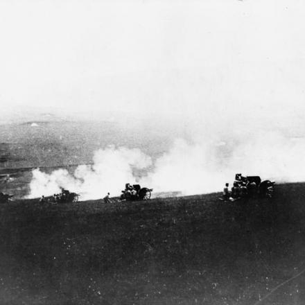 Una batteria italiana in azione a cielo aperto contro le difese austro-ungariche nei pressi di Luserna, Val d'Astico. © IWM (Q 54096)