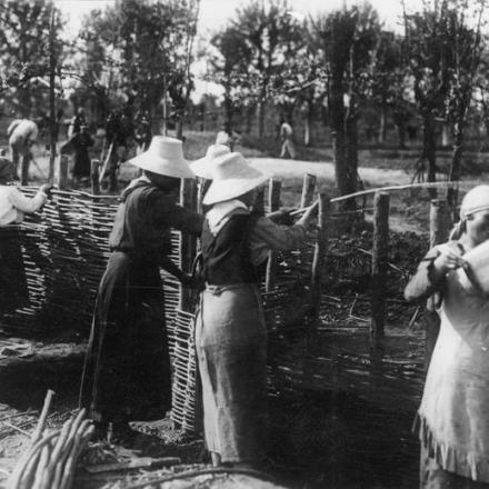 Fronte italiano. Donne che costruiscono trincee. © IWM (Q 65315)