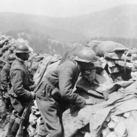 Truppe italiane in trincea sul Monte Grappa, tra il Brenta e il Piave, 1918. © IWM (Q 65230)