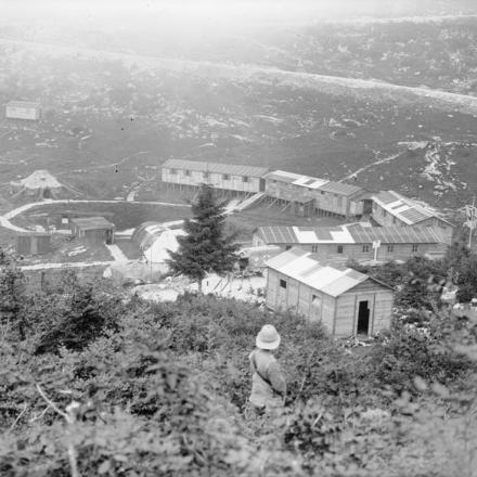 Una RAMC Casualty Clearing Station situata in un paese montuoso sull'altopiano di Asiago, 1918. © IWM (Q 26871)