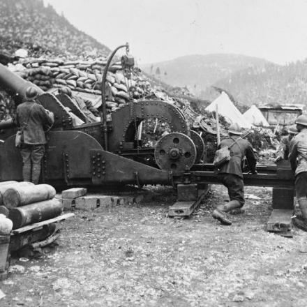 Un obice italiano in azione. © Harold Robson/IWM (Q 50748)