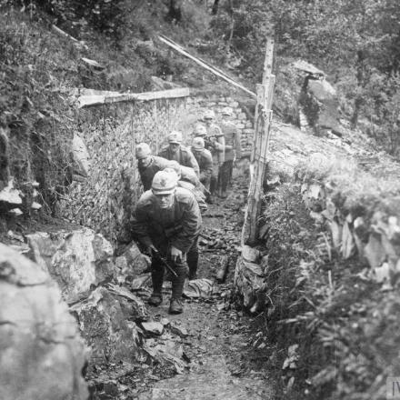 Le truppe italiane avanzano lungo una trincea in prima linea in montagna. © IWM (Q 54766)