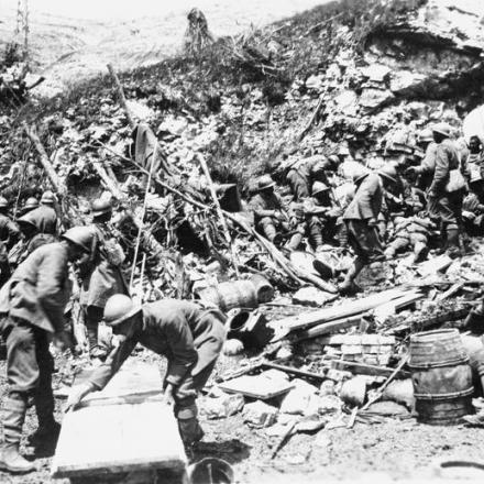 Truppe della Brigata  Italiana Regina a Monte Di Val Bella, Asiago, al lavoro e a riposo. © IWM Q 65287