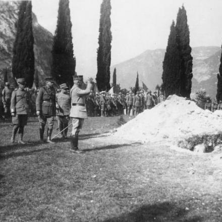 La benedizione dell'ossario, Rivoli, Val Lagarine, Adige.1918  © IWM (Q 65201)