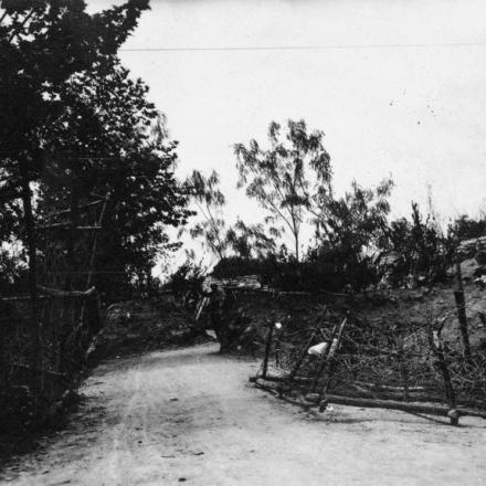 Una barricata di filo spinato attraverso una strada nei pressi di Candelu, Piave, 1918. © IWM (Q 65350)