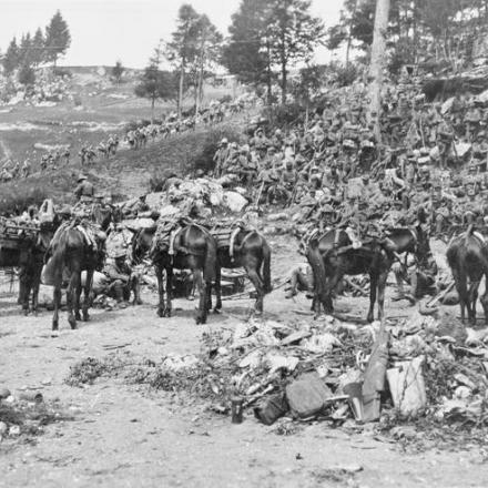 Le truppe italiane durante una sosta sulla collina, sul fronte di Asiago, durante una controffensiva. © IWM (Q 65127)