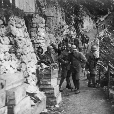 Soldati italiani fuori da un rifugio sul Monte Corno © IWM