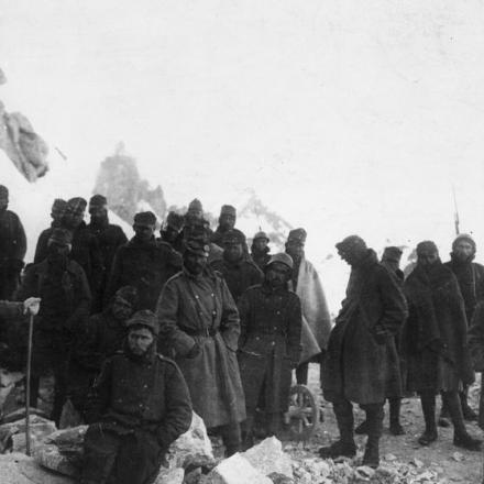 Prigionieri austro-ungarici catturati durante la battaglia del Passo del Tonale, in Trentino, il 25 maggio 1918. © IWM (Q 65331)