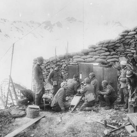 Fucilieri italiani che caricano una mitragliatrice sul Tonale, nel Trentino occidentale. © IWM (Q 65326)