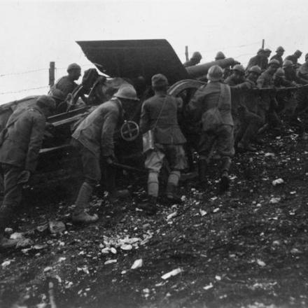 Cannonieri italiani che manovravano un cannone da 105 mm vicino al Col Moschin, fiume Brenta, nel giugno del 1918