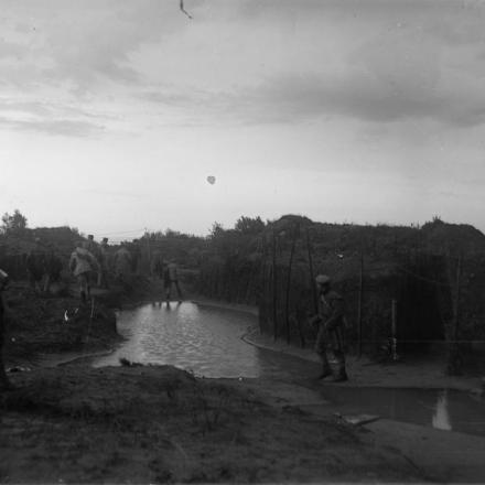 Le truppe italiane raddoppiano le loro protezioni sul fronte del Piave 1918. © IWM (Q 19083)