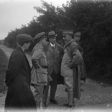 L'ammiraglio Marsole, al comando dei marines italiani sul fiume Piave, chiacchiera con un giornalista britannico. © IWM (Q 19085)