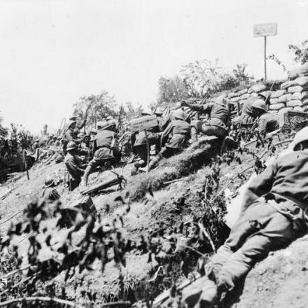 Le truppe italiane occupano la diga del Piave, Nervesa, prima di un attacco. © IWM (Q 65247)