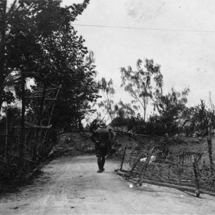 Una barricata di filo spinato attraverso una strada nei pressi di Candelu, Piave, 1918. © IWM (Q 65351)