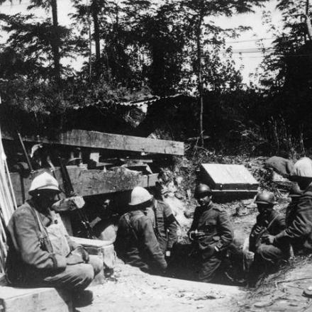 Sede del battaglione italiano nelle trincee di Casa Ricci, probabilmente vicino a Candelu, fronte Piave, 1918. © IWM (Q 65346)