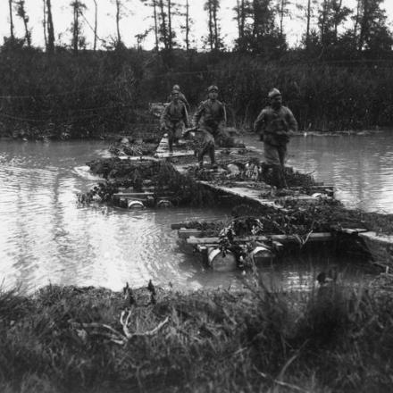 Truppe italiane che attraversano un ponte di barche sul Piave, 1918 © IWM (Q 65289)