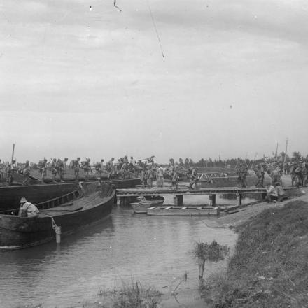 Truppe italiane che sbarchano dalle chiatte per assumere posizioni sul fronte Piave. © IWM (Q 19081)