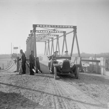 Macchina di staffette che attraversa un ponte sul fiume Piave. Sentinelle italiane alla testa di ponte. © IWM (Q 26313)