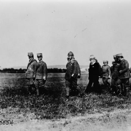 Il re Vittorio Emanuele III d'Italia con l'ambasciatore americano Thomas Page, il generale di brigata C. G. Treat, il colonnello Wallace e gli ufficiali della missione alleata in Italia nella zona tra Villafranca e Sommacampagna, 1 ° agosto 1918. © IWM (Q 91070)