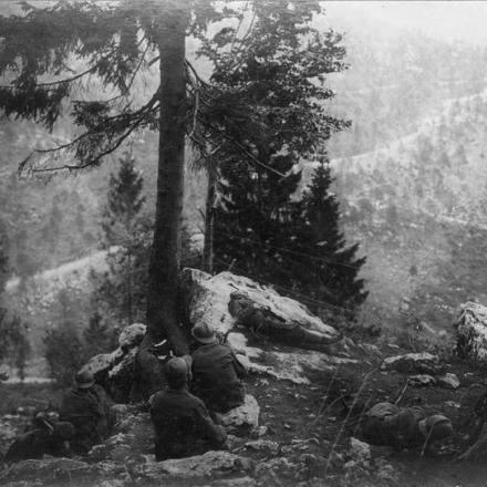 Truppe italiane che riposano nella seconda linea difese sul Monte Grappa. © IWM (Q 65336)