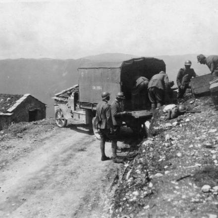 Truppe italiane che scaricano munizioni da un camion nella valle del Brenta, 1918. © IWM (Q 65261)