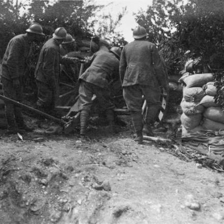 Soldati italiani che operano con un cannone da 75 cm nella Val d'Astico, sul fronte di Asiago. © IWM (Q 65138) 