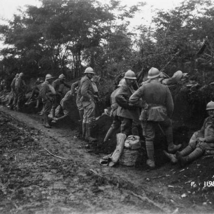 Montello, truppe italiane ferme sul ciglio della strada, 1918. © IWM (Q 65214)