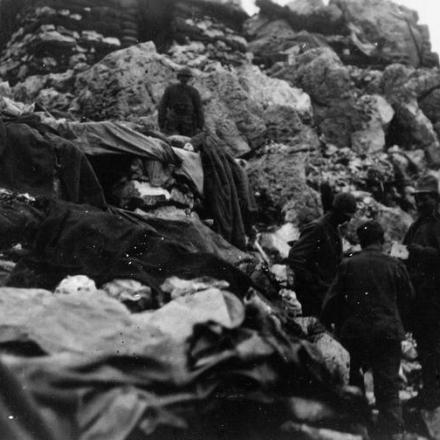 Truppe italiane fuori dai rifugi sulla cima Grappa, 1918. © IWM (Q 65234)