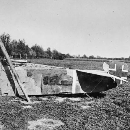 La fusoliera e la coda di un biplano Phoenix a due posti austro-ungarico, portato in un aerodromo britannico sul fronte italiano. © IWM (Q 25822)