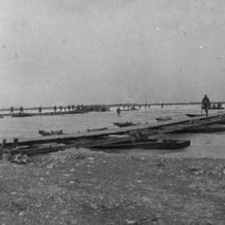 Passerella sul fiume Piave a Maserada fino a Grave di Papodopoli, 27 ottobre 1918. © IWM (Q 26734)
