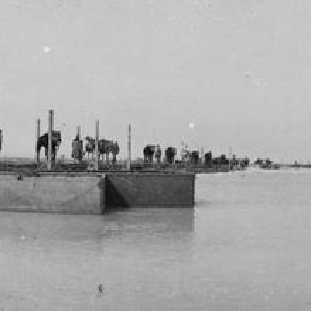 La cavalleria italiana attraversa il fiume Piave su un ponte di barche a Palazzon, Ottobre 1918. © IWM (Q 26742)