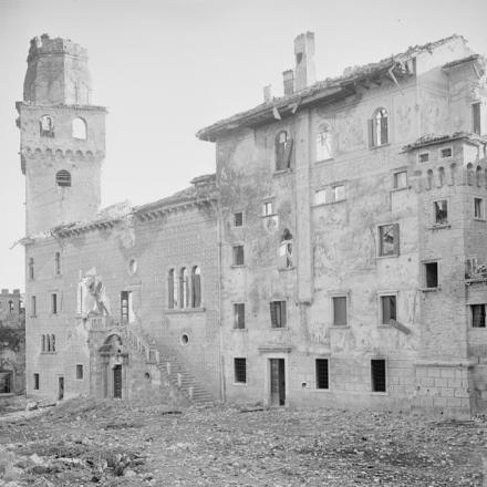 Rovine del castello San Salvatore del Conte di Collalto a Susegana utilizzato dagli austro-ungarici come postazione di osservazione sul Piave. Questa città fu catturata dall'8 ° Corpo durante la battaglia di Vittorio Veneto, il 29 ottobre 1918. © IWM (Q 26127)