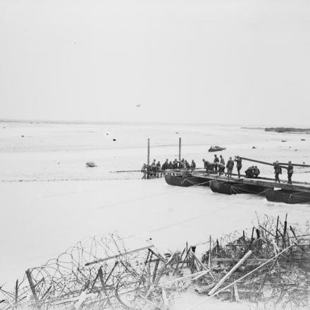 Ingegneri italiani che costruirono un ponte di barche sul fiume Piave a Salettuol fino alla Grave di Papodopoli, nel novembre del 1918. © IWM (Q 26695)