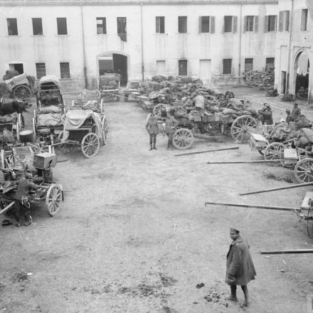 Trasporti dei Royal Engineers in sosta nella piazza a Sacile, novembre 1918. © IWM (Q 26728)