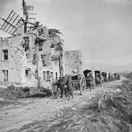 Un convoglio italiano che attraversa il villaggio di Canove. © IWM (Q 25988)