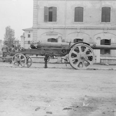 Un cannone pesante M 16 da 24 cm catturato e portato all'esterno di un un punto di raccolta della N. 12 Motorized Artillery Company. © IWM (Q 26725)