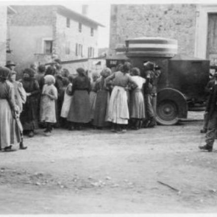 La popolazione ansiosa di notizie attornia una autoblindo italiana. © MBVV LMA10_02929