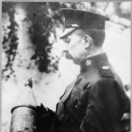 Il capo della polizia Hunt esamina parte di una delle bombe sganciate durante il raid dello Zeppelin. © IWM Q 53584