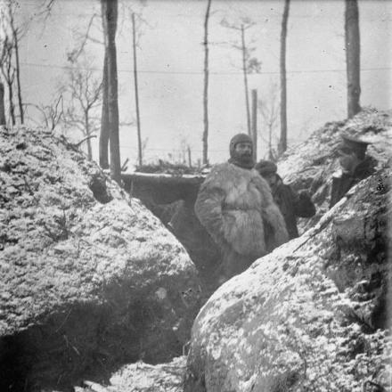 Soldati della sezione mitragliatrici dell'11° Reggimento Ussari nelle trincee di Zillebeke, gennaio - febbraio 1915. © IWM Q 51176