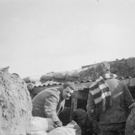 Soldati del 1 ° Battaglione Scottish Rifles  montano una trincea nel Settore Bois Grenier, 2 marzo 1915.  © IWM Q 51594