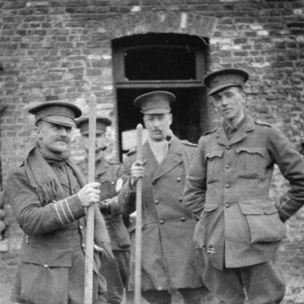 Ufficiali nelle trincee di Le Touquet, il 26 marzo 1915. © IWM (Q 51604)