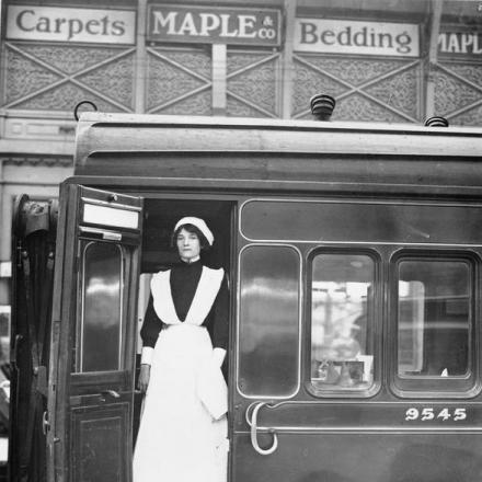 Una addetta al servizio di un ristorante presso la Great Western Railway in piedi nella porta della carrozza, il 31 marzo 1915.© IWM (Q 110123)