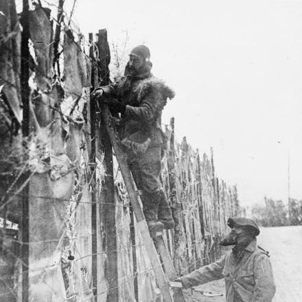Soldati francesi che mimetizzano una strada nella Mosa. © IWM Q 70063