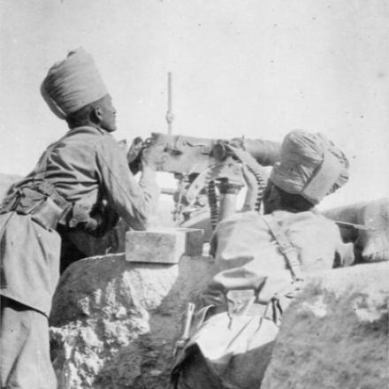 Battaglia di Shaiba. Mitraglieri del 120th Rajputana Rifles in una trincea, Fort Shaiba,  aprile 1915.  © IWM Q 60257