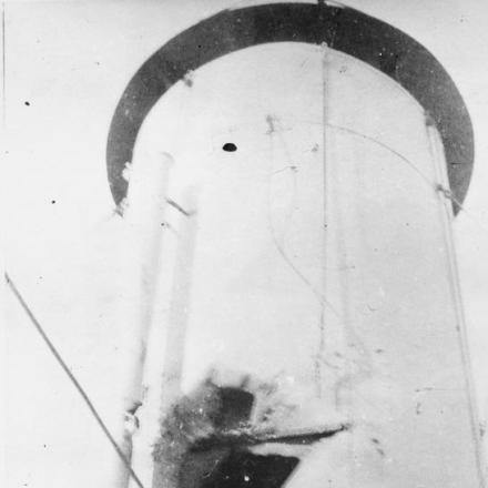 Danni a un comignolo sull'HMS TRIUMPH nei Dardanelli, il 15 aprile 1915. © IWM (Q 53660)
