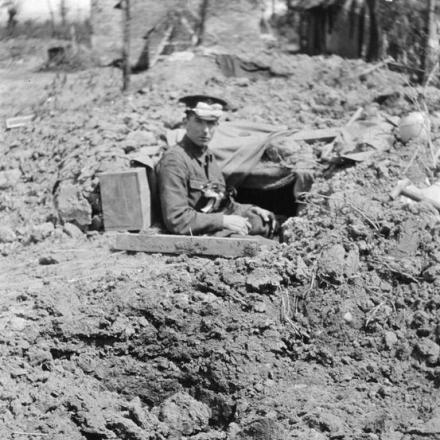 Un segnalatore britannico in una rifugio vicino a Ypres con un respiratore di emergenza. © IWM Q 61601