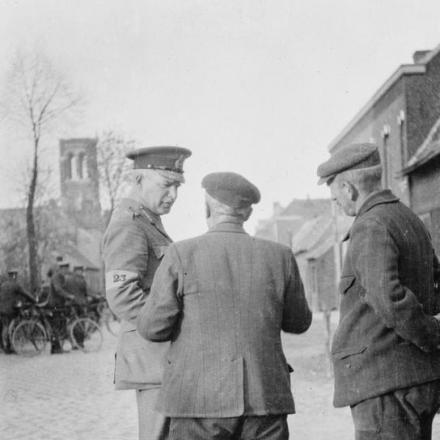 Il generale di brigata Reginald John Pinney, comandante della 23a brigata, 8ª divisione, con il sindaco di Doulieu. Doulieu, 28 aprile 1915. © IWM (Q 51609)