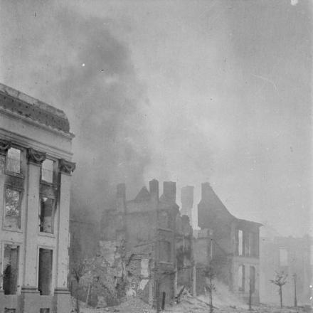 Un proiettile che esplode a Ypres e distrugge gli edifici distrutti, maggio 1915. © IWM Q 61650