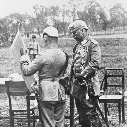 Il Kaiser Guglielmo II studia una mappa vicino al fiume San in Galizia, maggio 1915. © IWM Q 53769